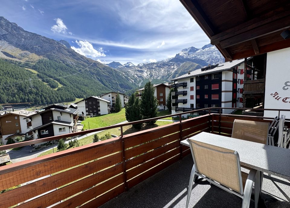 Le balcon en été, avec vue sur les glaciers et la vallée