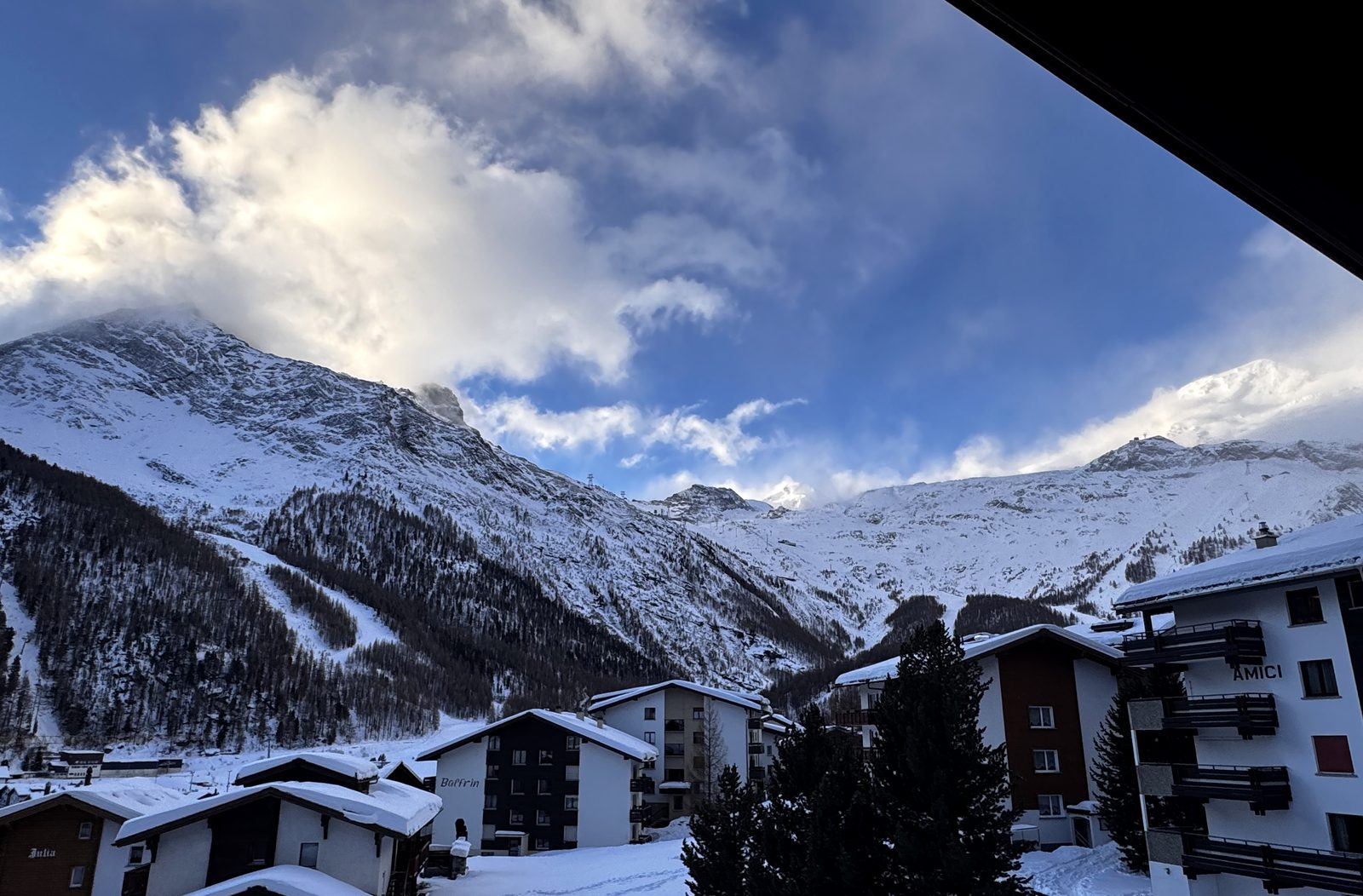 Le balcon et la vue sur la vallée enneigée