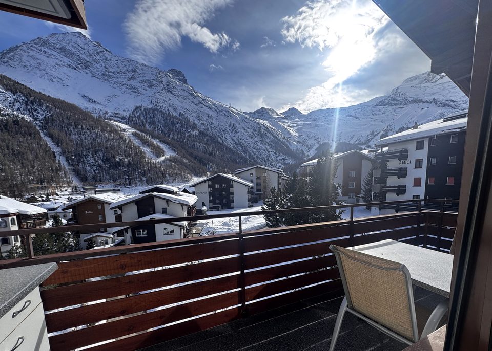 Le balcon et la vue sur la vallée enneigée