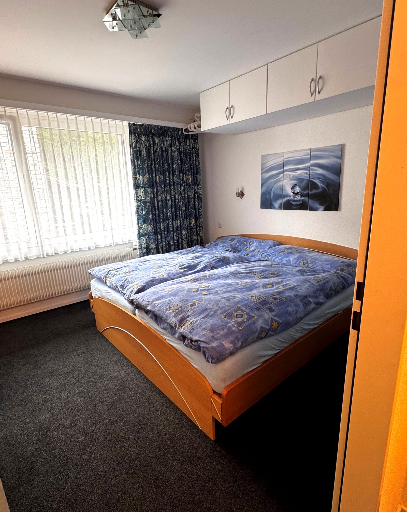 La chambre avec son lit double