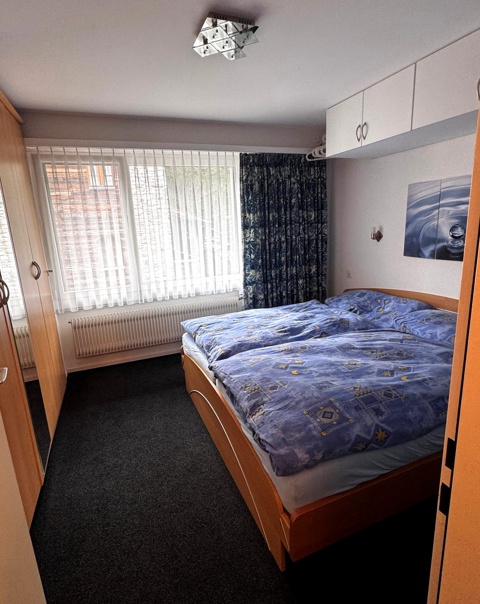 La chambre, vue depuis la porte