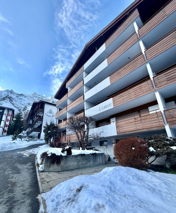 La façade de l'immeuble L'Orée, à Saas-Fee