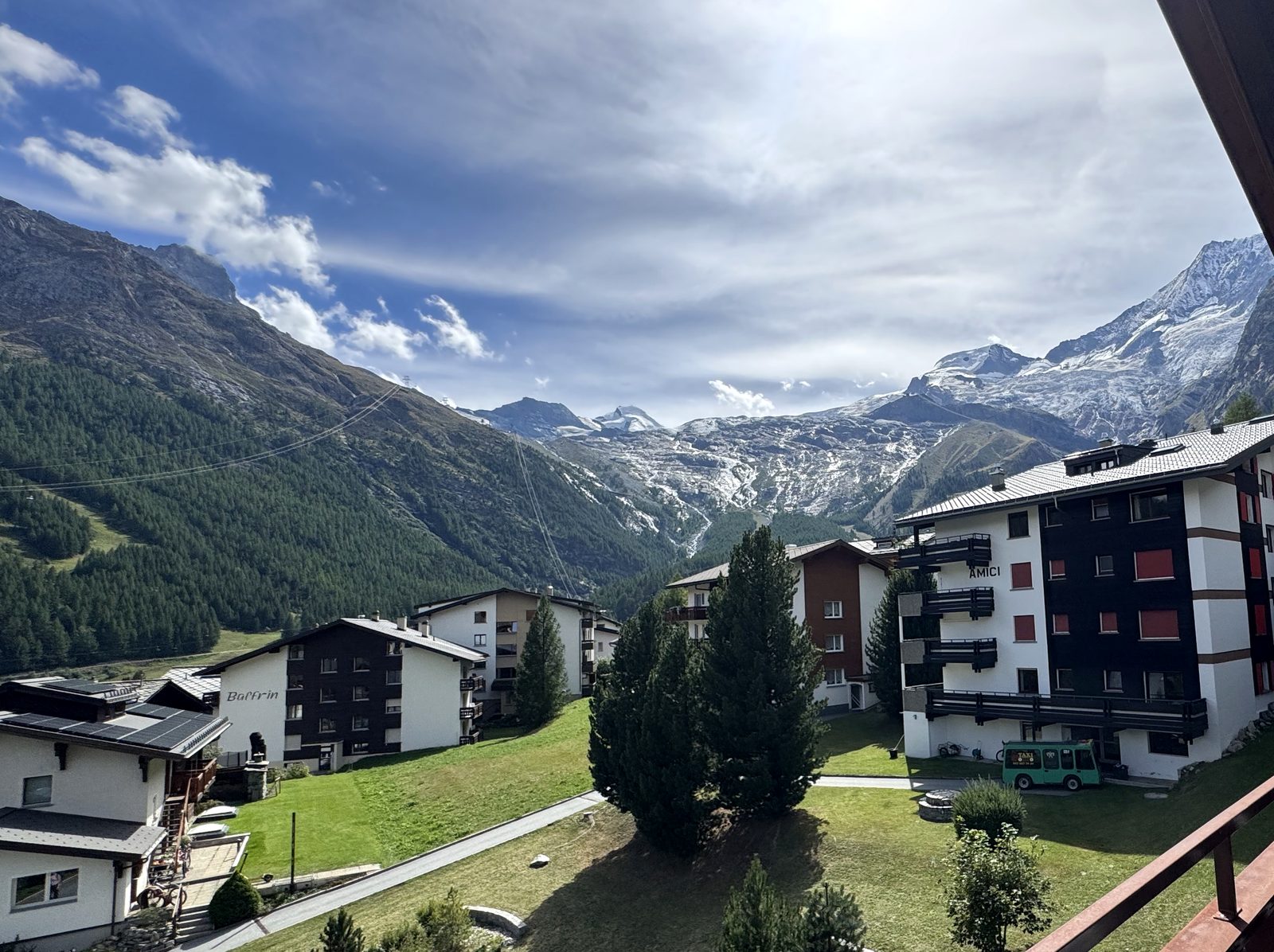 Le village de Saas-Fee en été, face au glacier de Fee